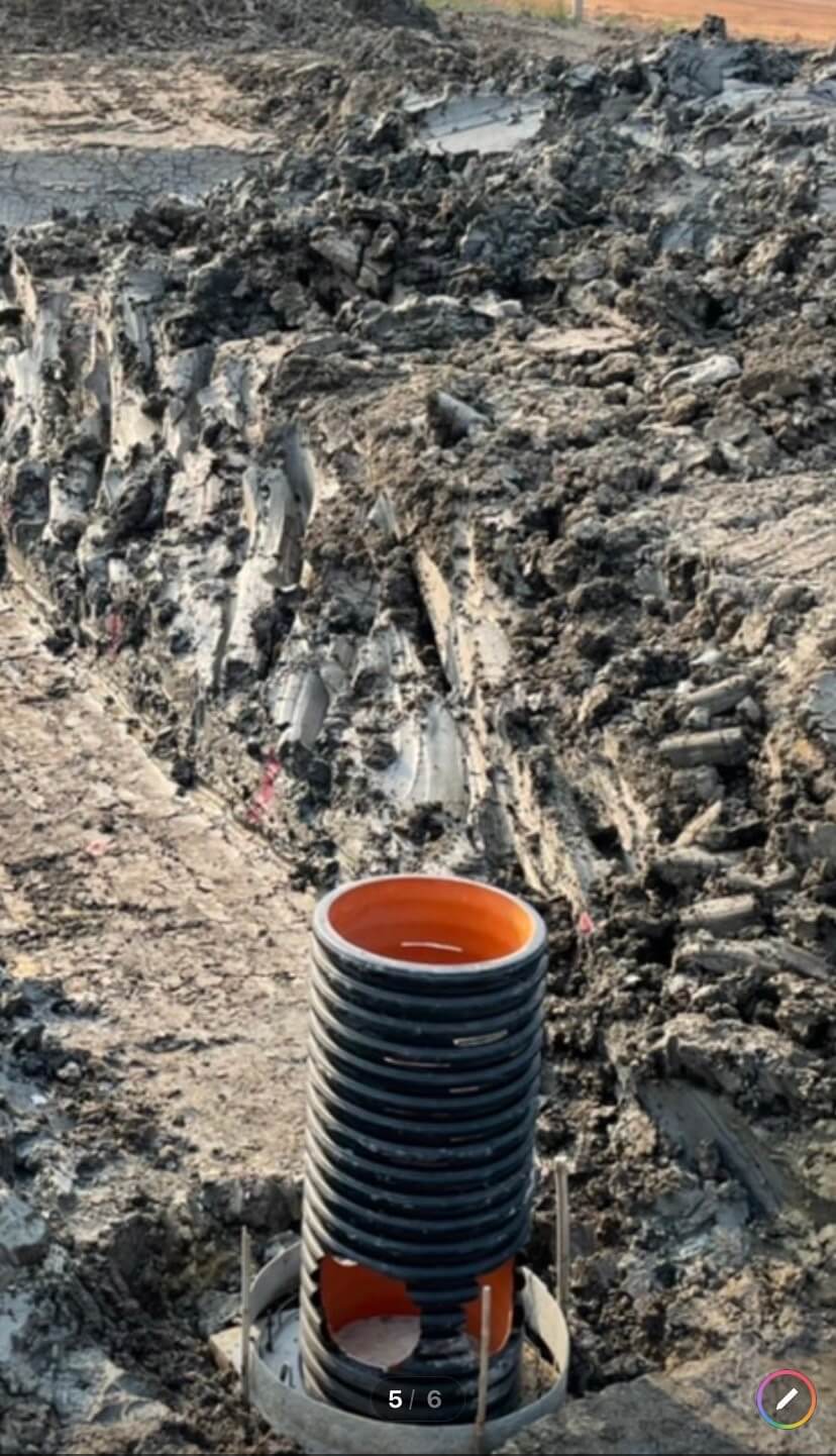 A water access point with a corrugated pipe ( TAPKORR ) for drainage