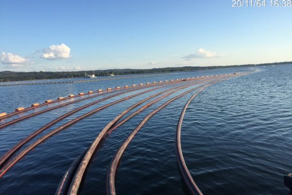 Dam utilizing HDPE cable ducts for the transmission of electricity