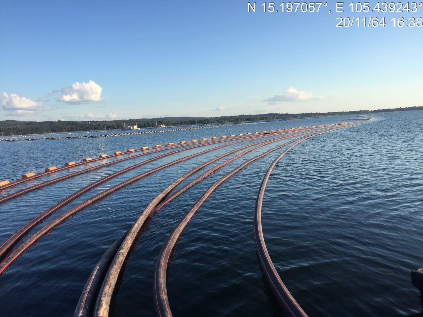 Dam utilizing HDPE cable ducts for the transmission of electricity