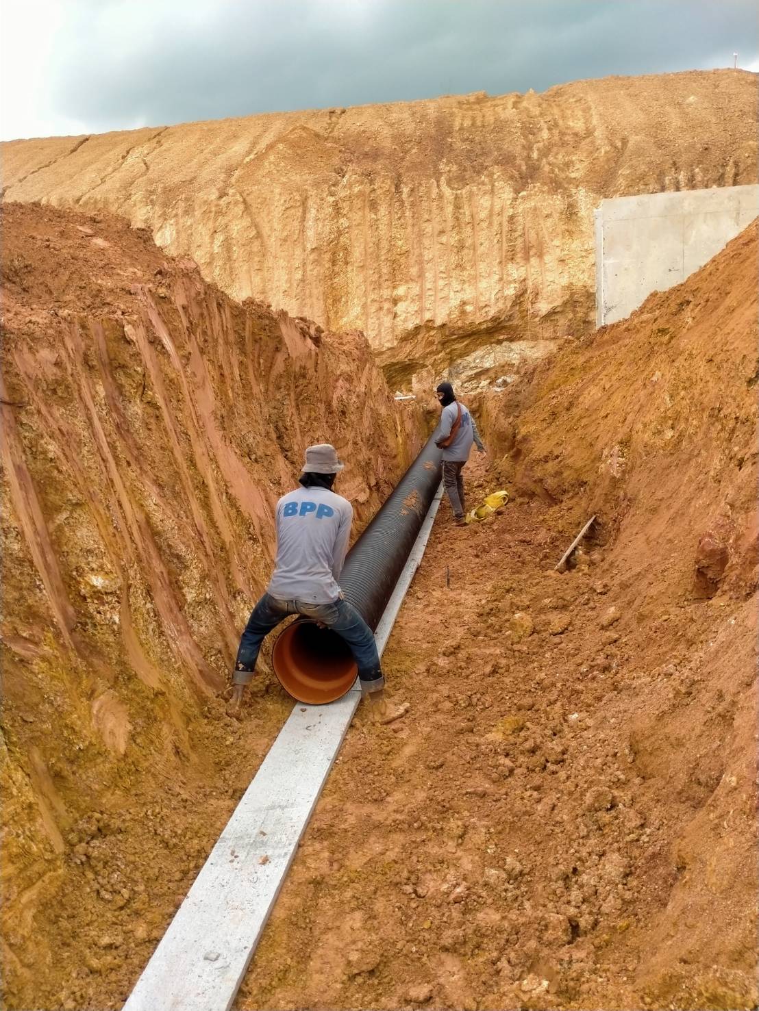 The engineers are aligning the corrugated pipes ( TAPKORR )