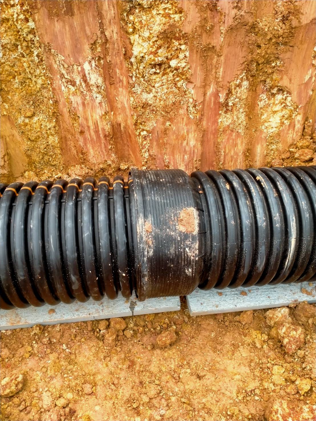 The connections of corrugated pipes ( TAPKORR ) are made in the piping system of the industrial estate