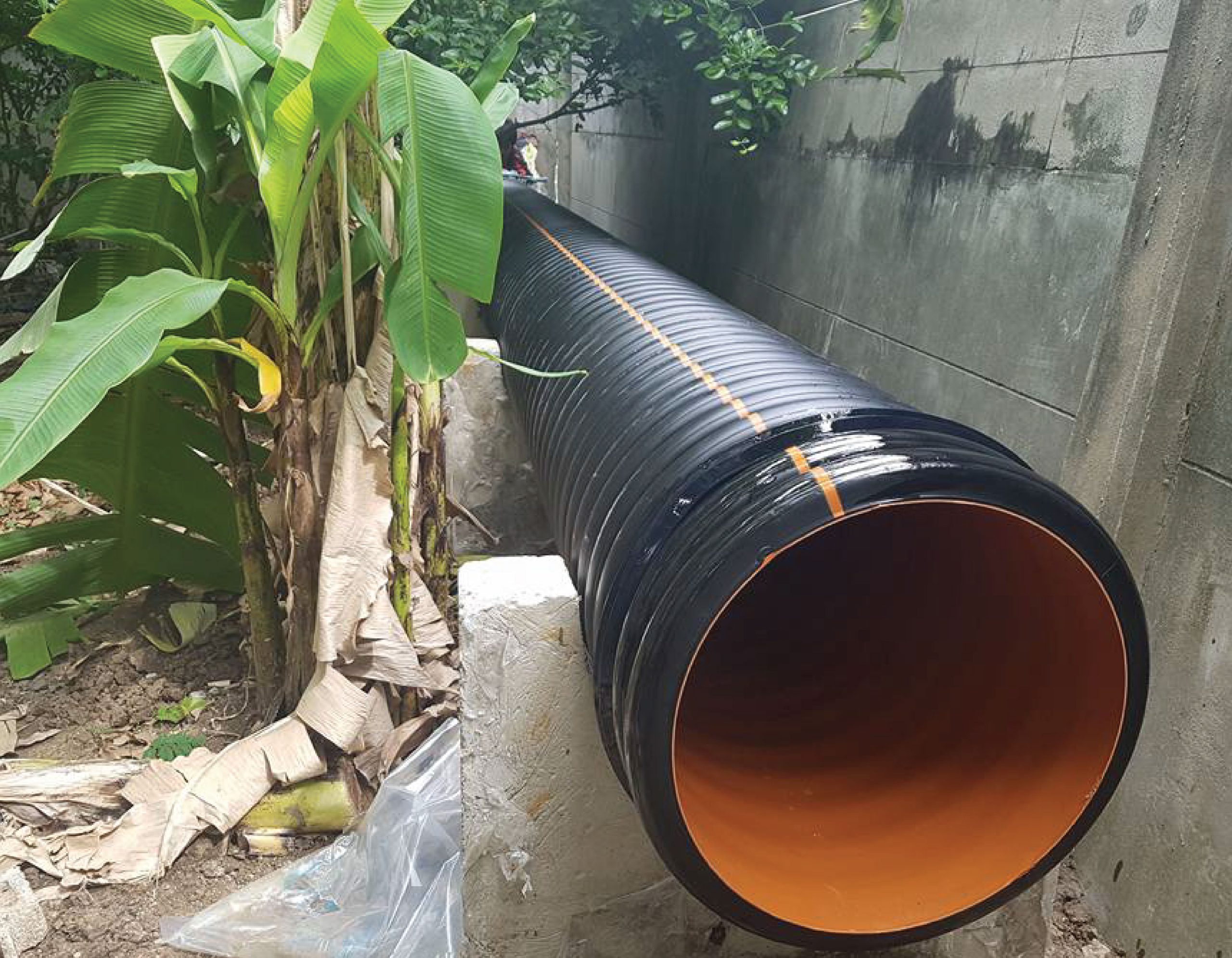 Installation of a floating drain made of TAPKORR pipes with a concrete support base.