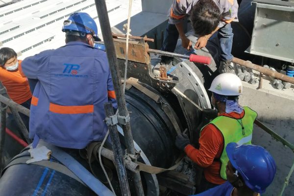 engineer is repairing the pipe joints using the butt fusion method