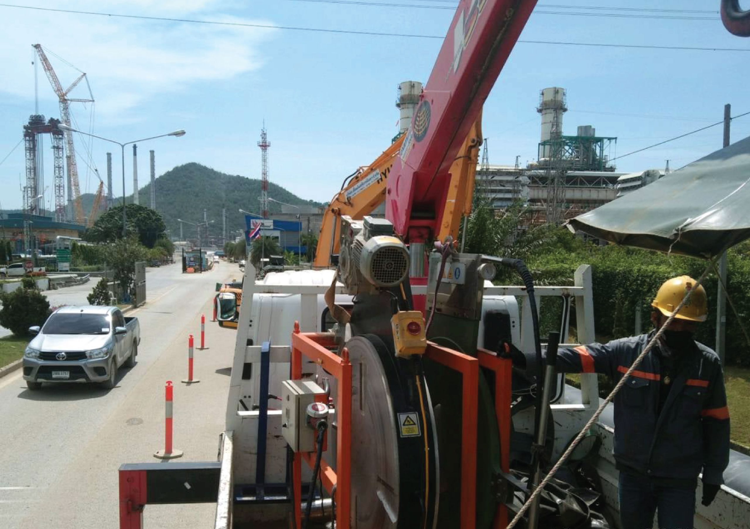 ฺButt-fusion machine welds large HDPE pipes on site