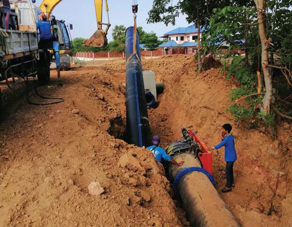 Crane installs HDPE pipe diameter 710mm in a drought relief project in Buriram province