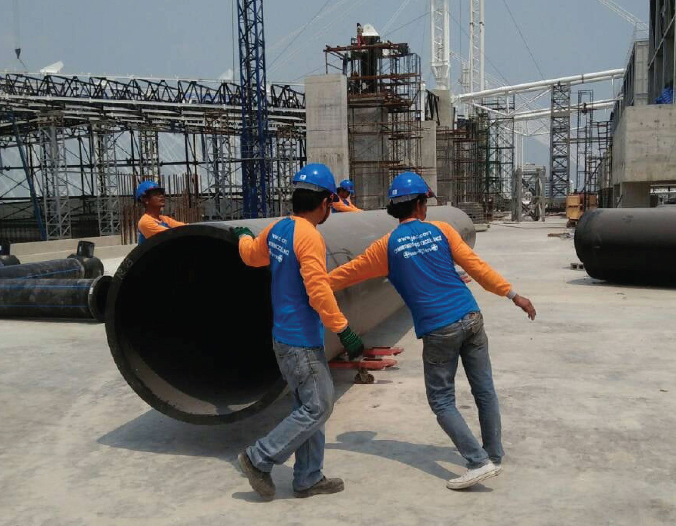 Engineer moving 1200mm diameter HDPE pipe PN10 for BITEC Bangna cooling system