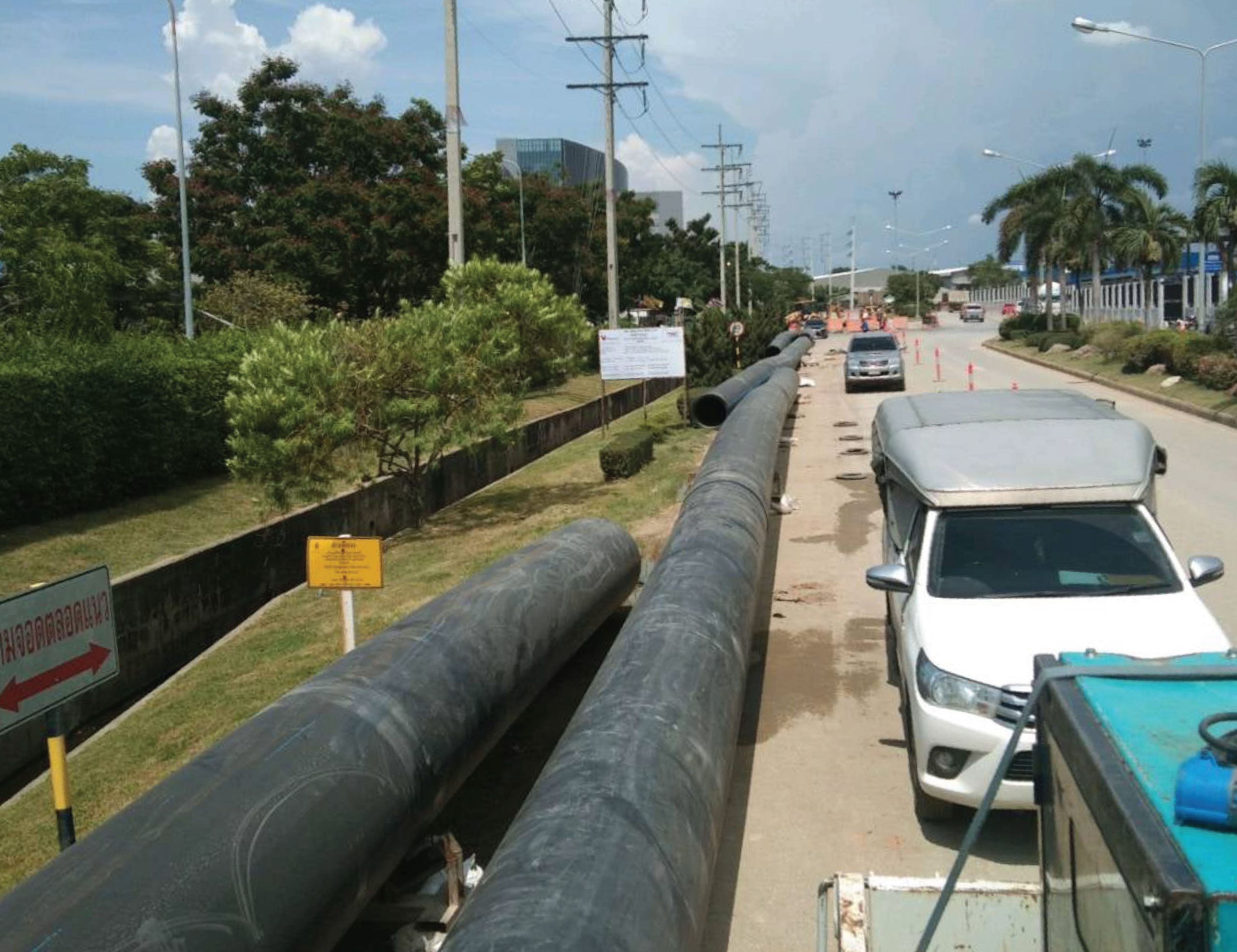 Laying HDPE pipes with a diameter of 900 mm along the road