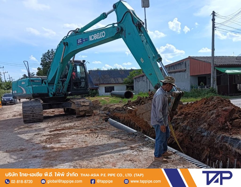 Technicians are inspecting the welded seams of the corrugated pipe (TAPKORR) before laying the pipe.